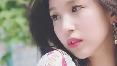 女子虐猫