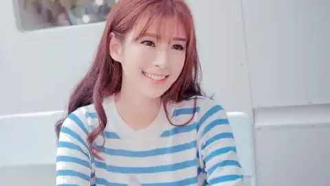 老师用气球吹葫芦丝