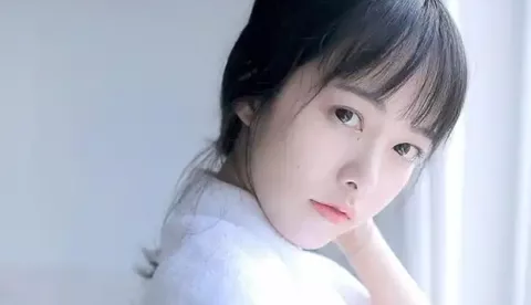 男子吃抗生素生