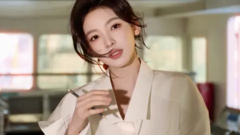 女子发现蛇盘在床上