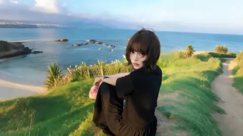 男子马路中间休息