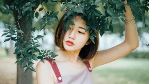 爷爷为怀孕孙女搭鸡窝