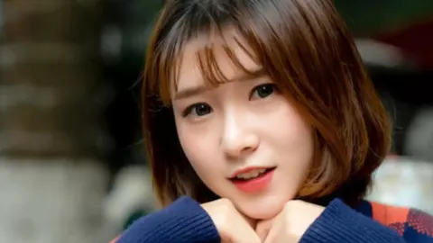 女子被男友扔筷子
