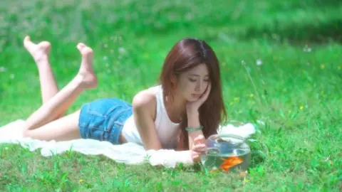 老人拉拽爱心座女孩