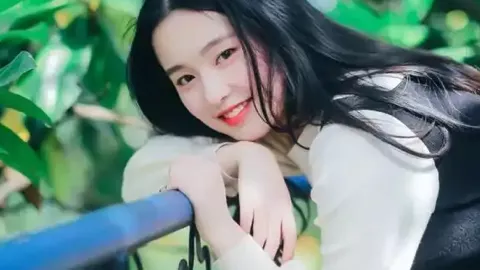 女子在家洗澡