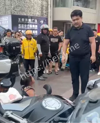 砸车事件