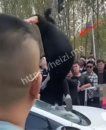 砸车撕小三