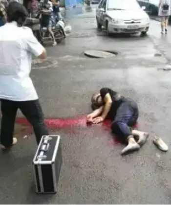 持刀乱砍