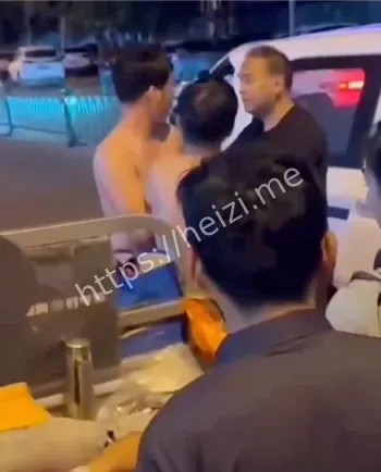 路人围观