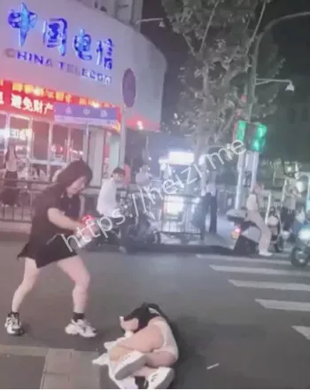 暴打小三