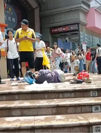 当街殴打