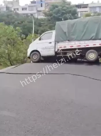 悬挂河边