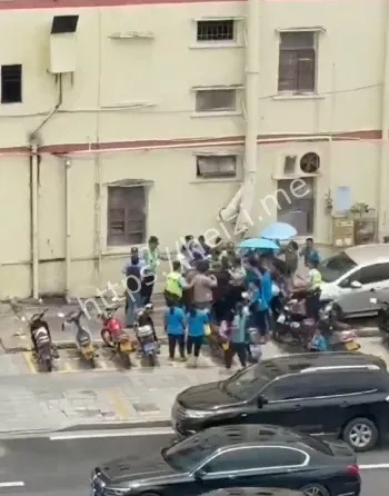 推搡警察