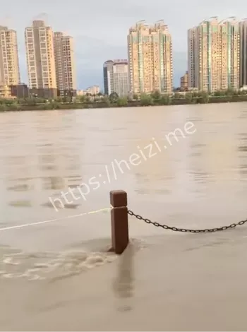 泄洪现场震撼