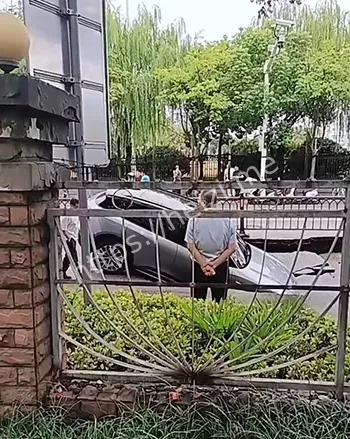 汽车坠坑