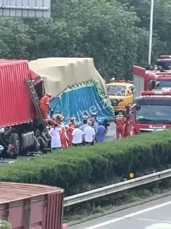 三车追尾