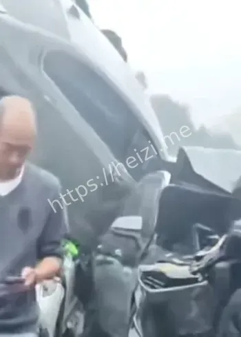 轿车坠桥