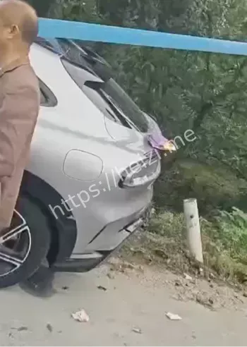 小伙衣角微脏