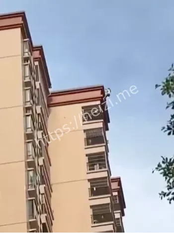 女孩跳楼