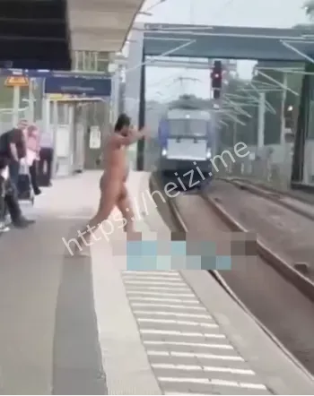 外国裸体男子