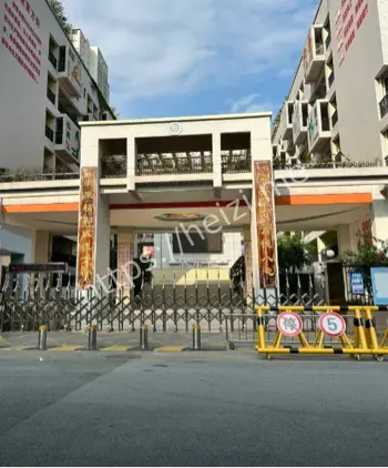 操场踹飞学生