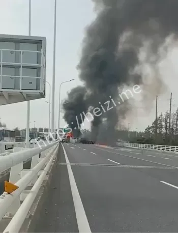 爆炸火海