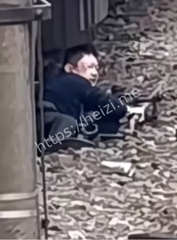 车底挣扎求生