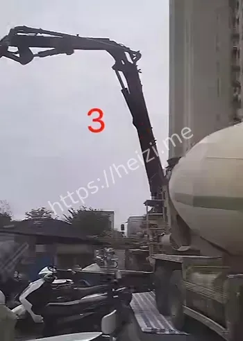2人倒地不起
