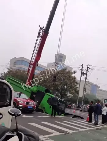 消防吊车拉出