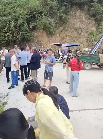 村支书贪腐