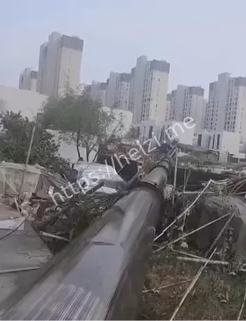 砸住宅楼