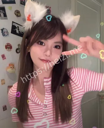 高颜值白皙曲线曝光