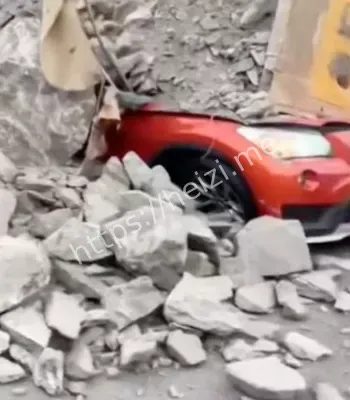 瞬间被压成铁饼