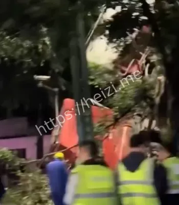 水泥罐车冲破隔音墙