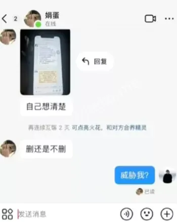 学生扔垃圾桶棍戳小狗