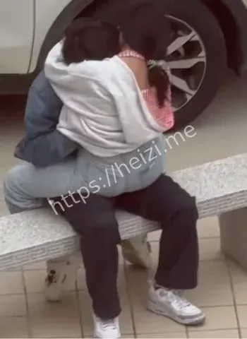 山东海洋学院图书馆后面石凳门