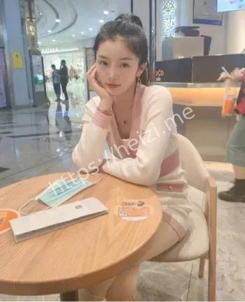 校花被包养豪车后座瓜