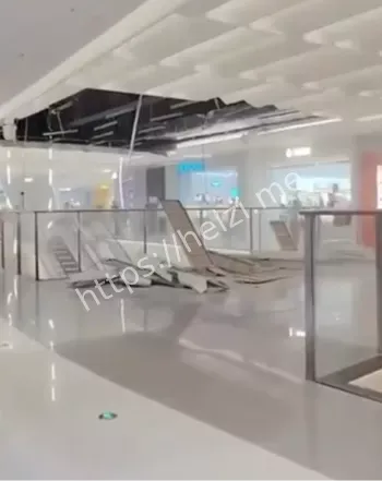 吊顶砸伤8人现场视频