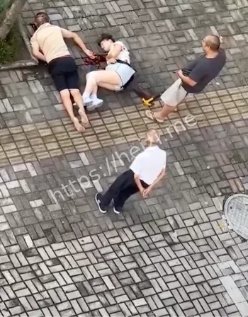 已婚少妇偷情被丈夫当场抓