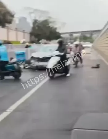 发疯冲上人行道