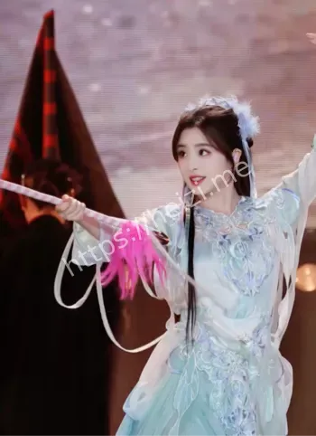 甜美少女转型全能艺人