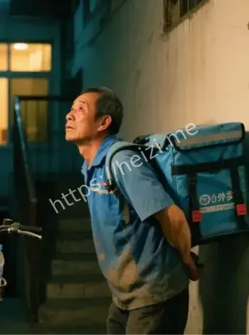 监控拍到外卖员离奇复活敲门