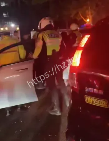 强行闯卡撞伤交警