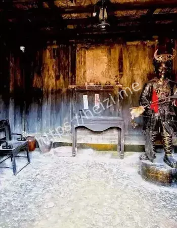 游客被鬼新娘拉进洞房