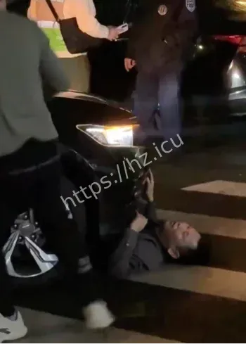 醉汉马路中央躺卧