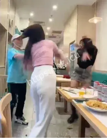 馄饨店爆乳女子扯头发