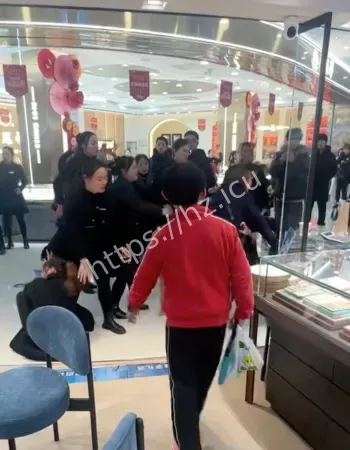 扯衣拉发乱战一片