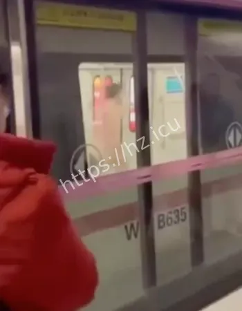 车厢内脱光衣服