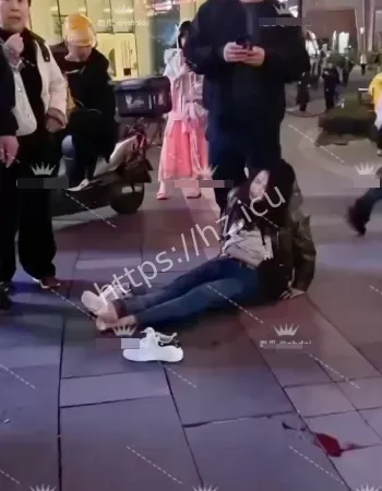 小轿车失控直冲人群