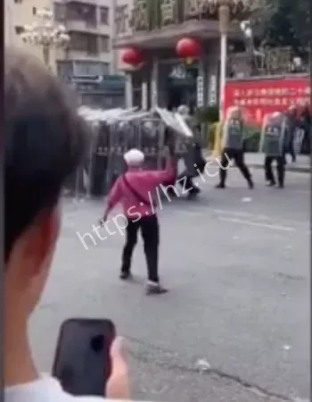 群众与警察发生激烈冲突